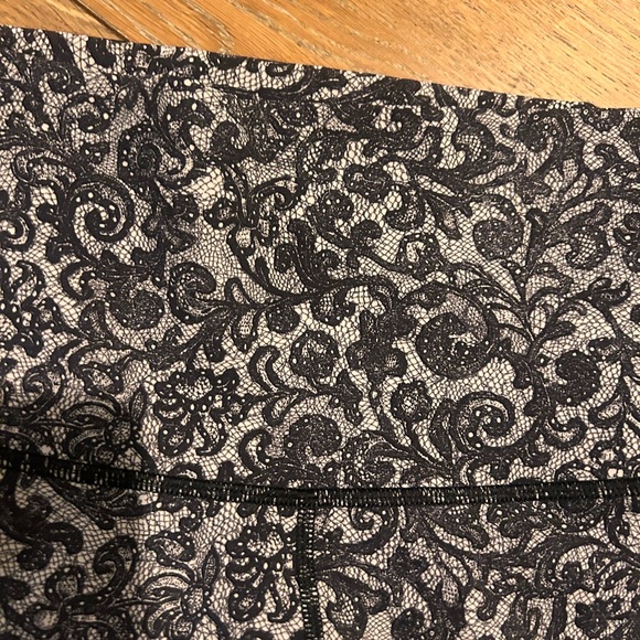 Lululemon Black and White Patterned full length Leggings - Picture 2 of 4